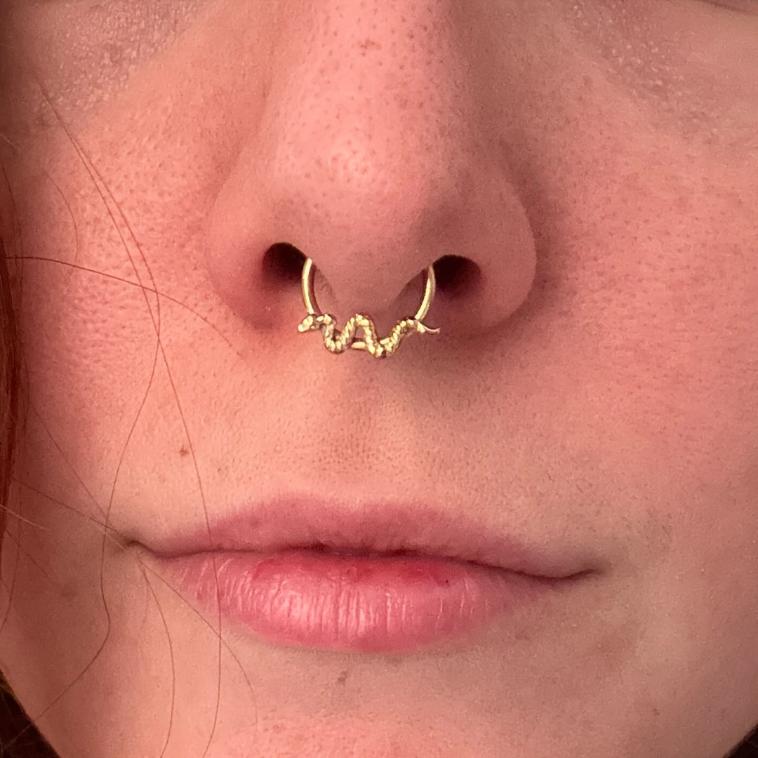 Anneau Charnière Titane à Motif Serpent Ondulant en Relief – Image 4