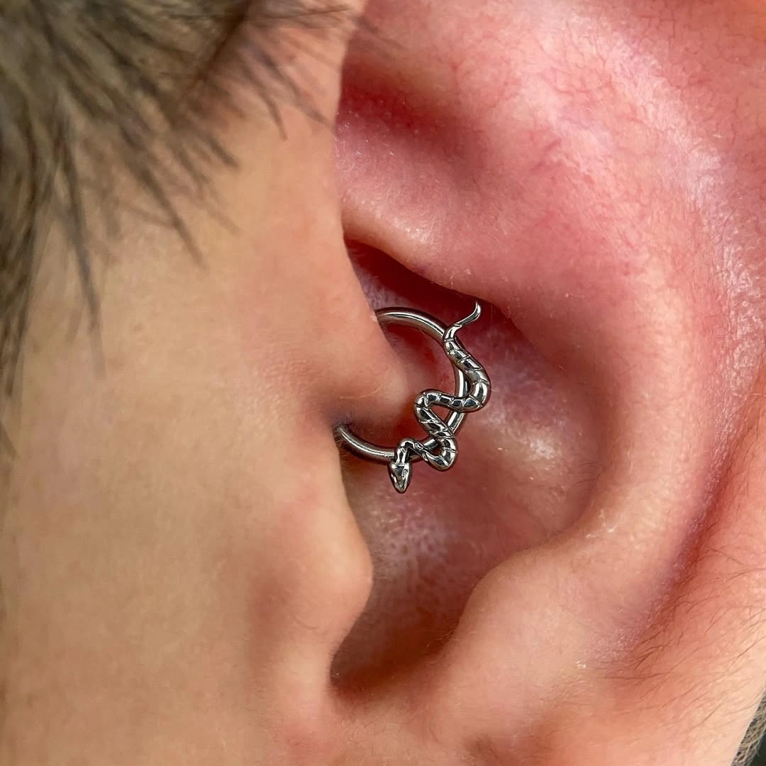 Anneau Charnière Titane à Motif Serpent Ondulant en Relief – Image 3