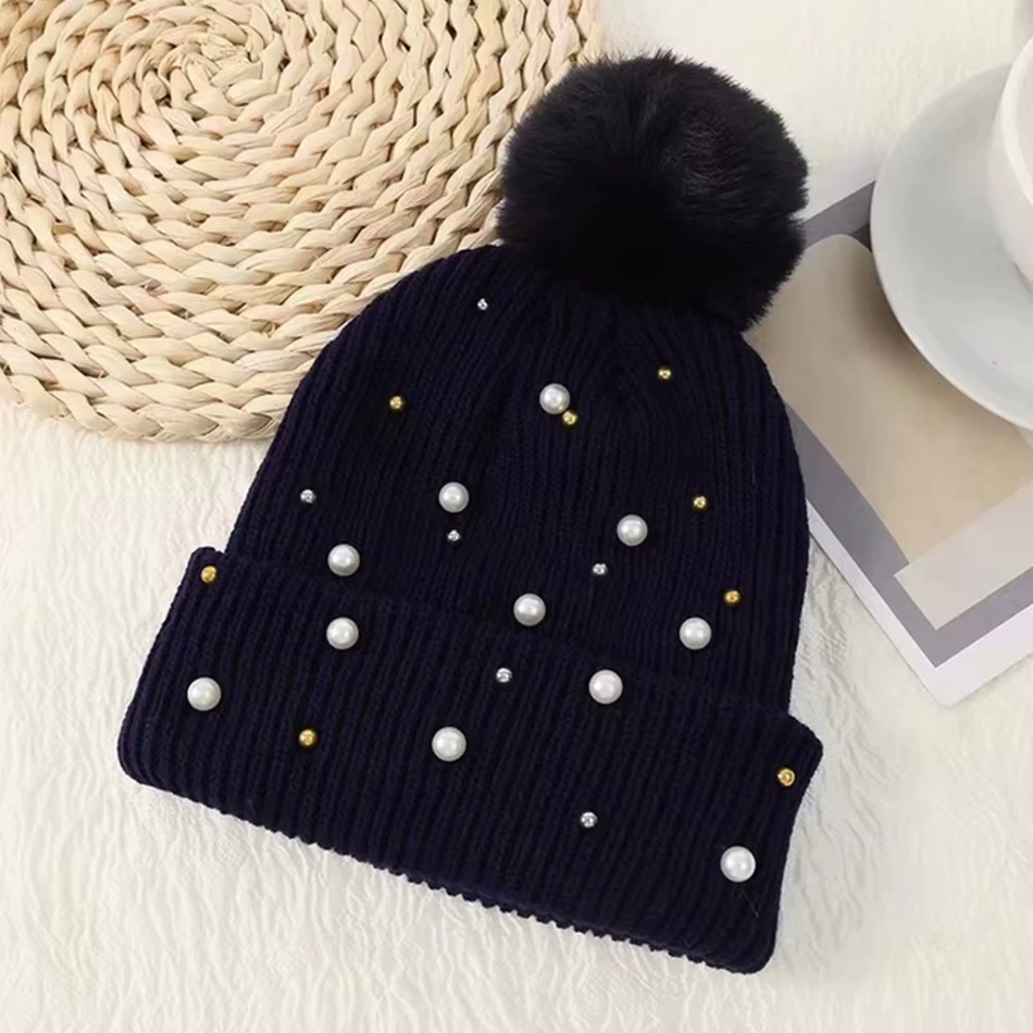 Bonnet noir Incrusté de Perles avec Pompon – Image 3