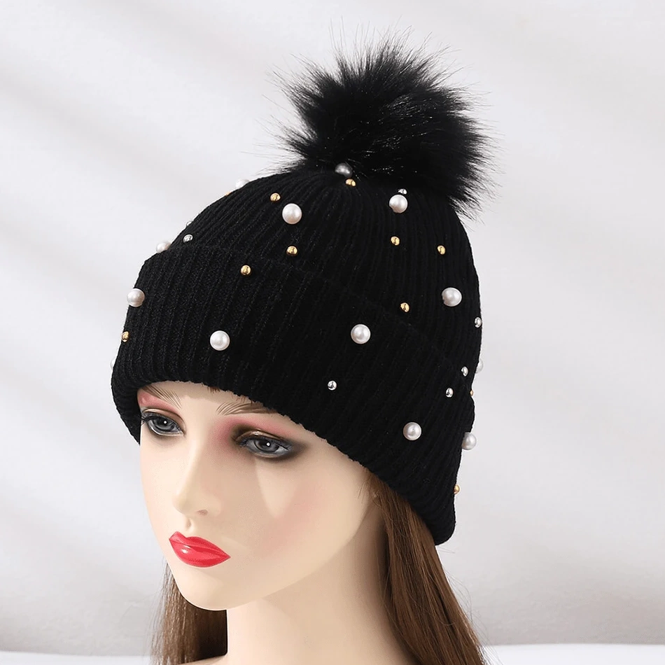 Bonnet noir Incrusté de Perles avec Pompon – Image 4