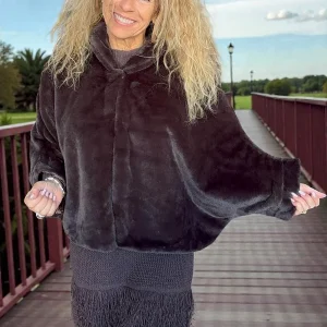 Cape courte en fausse fourrure