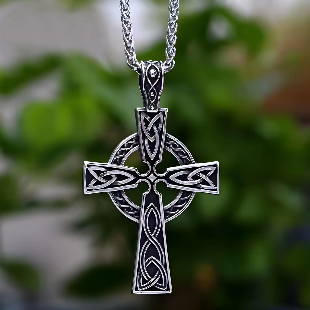 Chaîne Curb avec Pendentif Croix Celtique Ornée du Valknut – Image 2