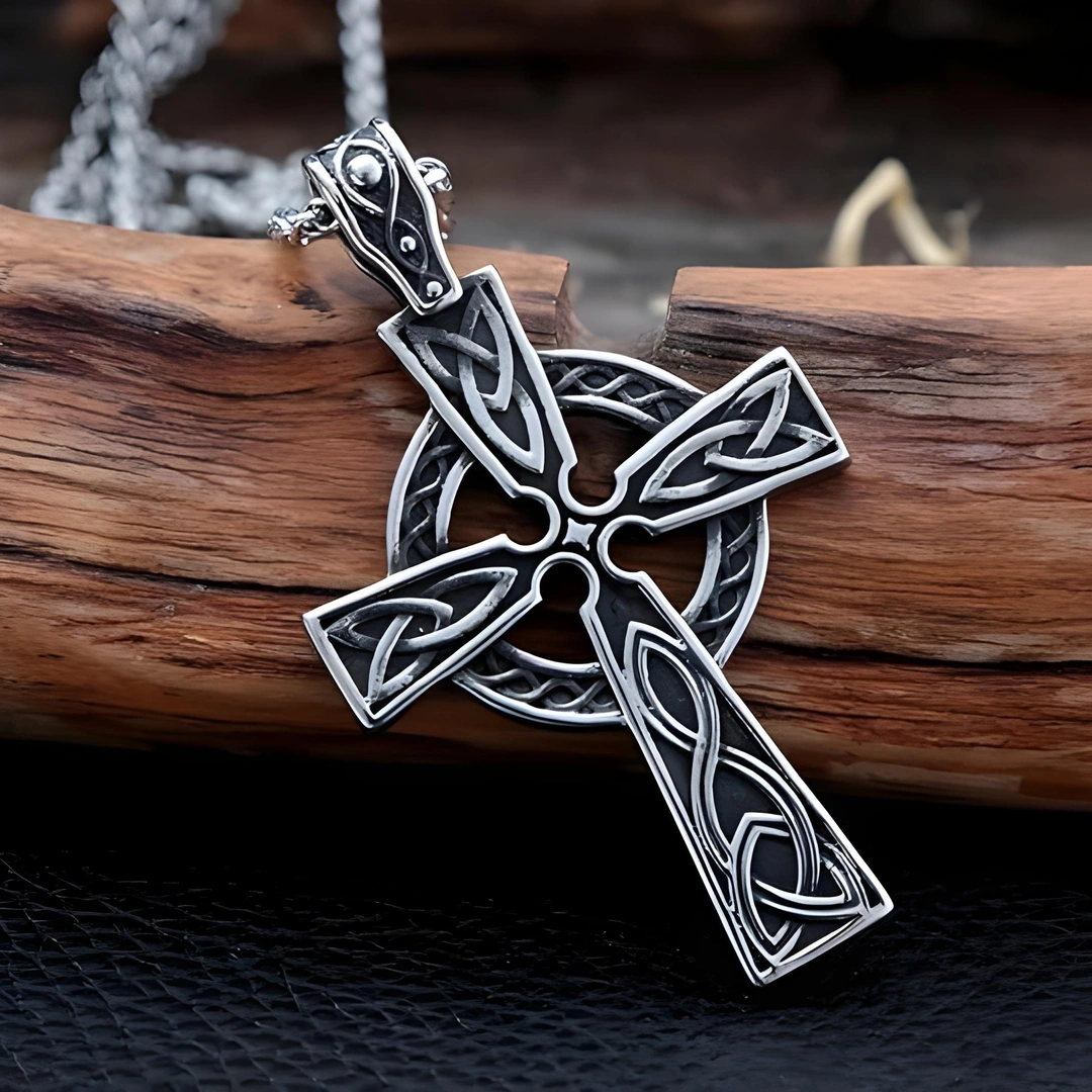 Chaîne Curb avec Pendentif Croix Celtique Ornée du Valknut – Image 4