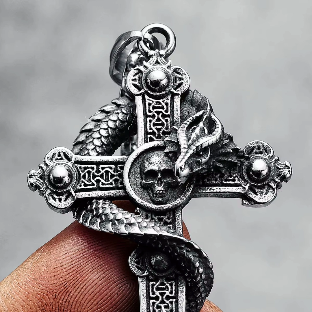 Collier Croix Gothique Enlacée d’un Dragon & Crâne en Acier – Image 6