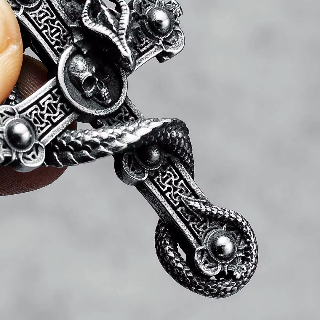 Collier Croix Gothique Enlacée d’un Dragon & Crâne en Acier – Image 8