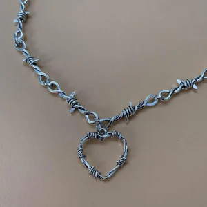 Collier Punk en Fil Barbelé Chaîne et Pendentif Cœur
