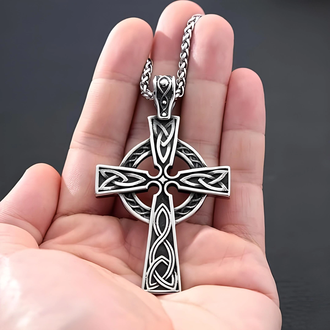 Chaîne Curb avec Pendentif Croix Celtique Ornée du Valknut – Image 7