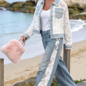 Jean délavé au detail dentelle