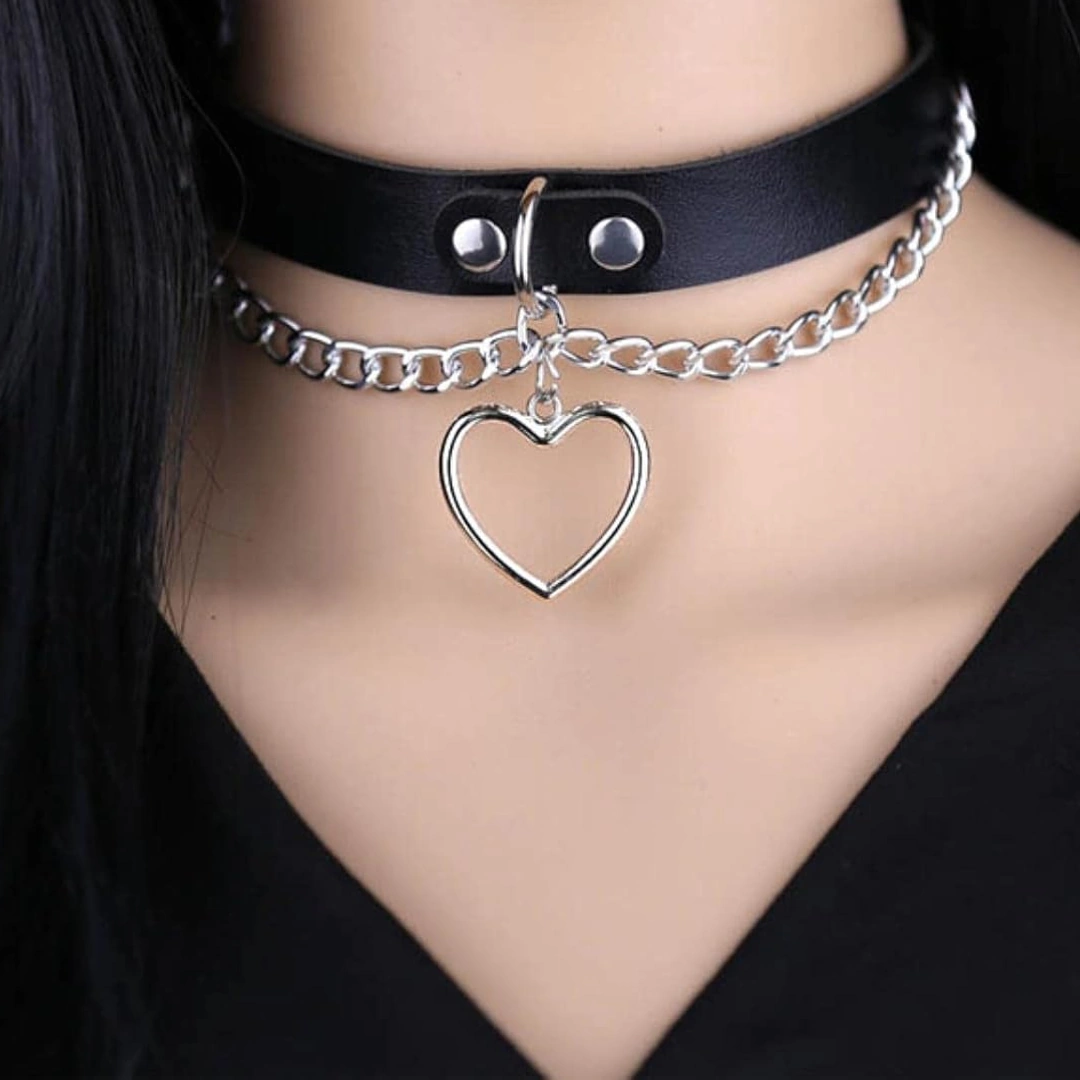 Choker Cuir Noir avec Cœur Métallique et Chaînes