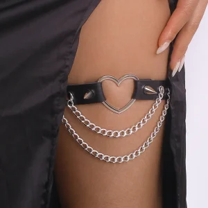 Jarretière en Cuir Clouté avec Cœur et Chaînes Pendantes