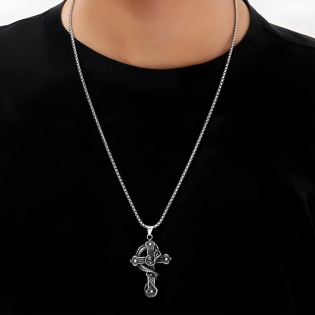 Collier Croix Gothique Enlacée d’un Dragon & Crâne en Acier – Image 3