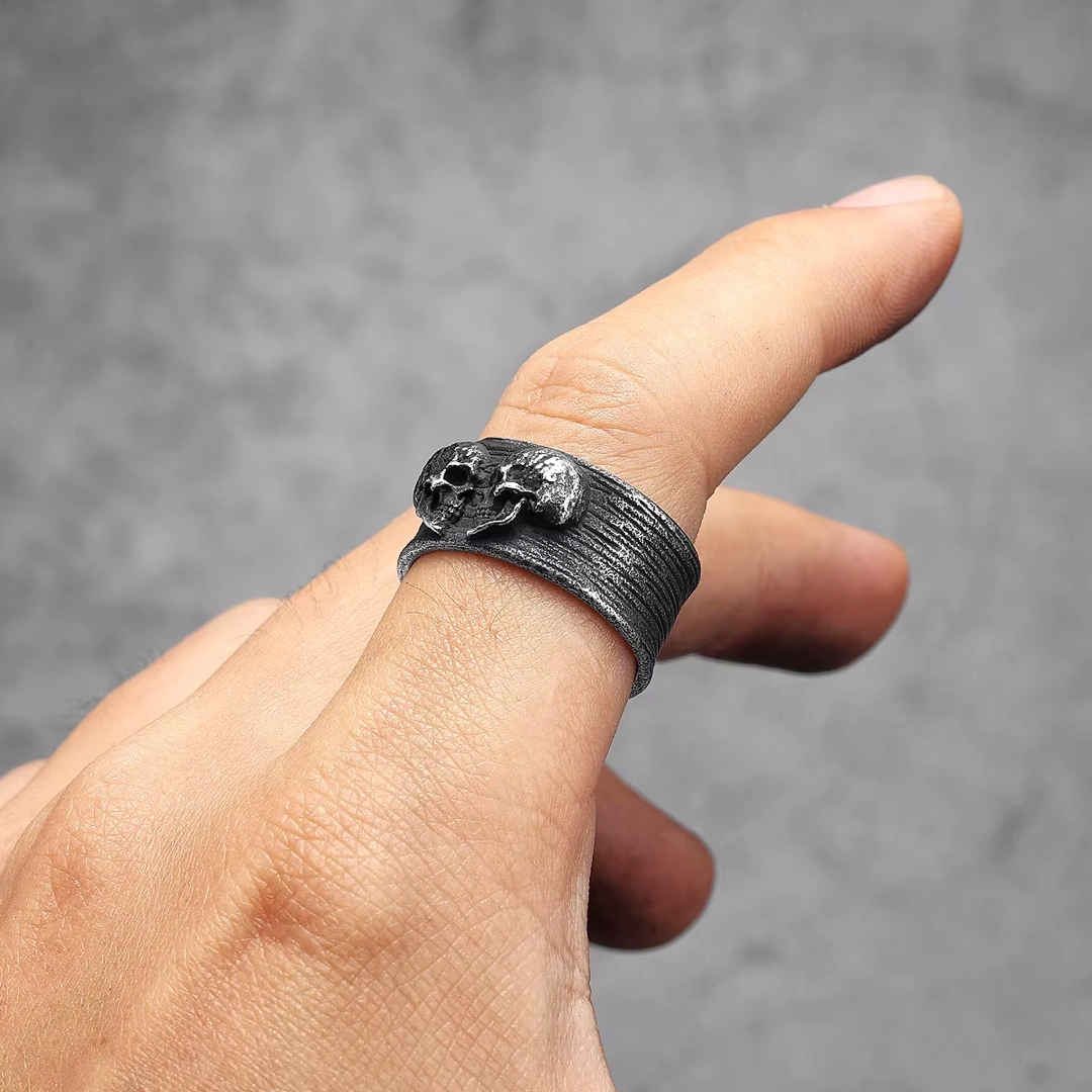 Bague Têtes de Mort Complices Acier Noir Texturé – Image 3