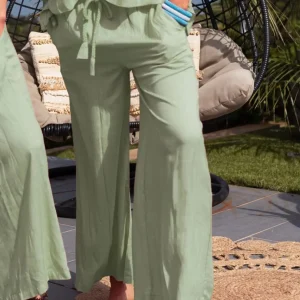 Pantalon léger coupe ample de couleur unie