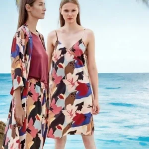 La nuisette GISELA et ses motifs multicolores