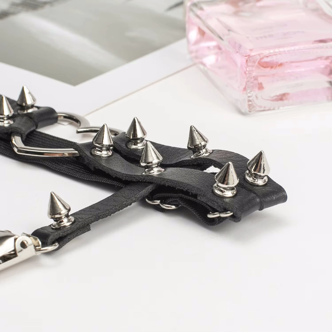 Jarretière Cuir Clouté avec Cœur Métallique & Clips pour Bas – Image 6