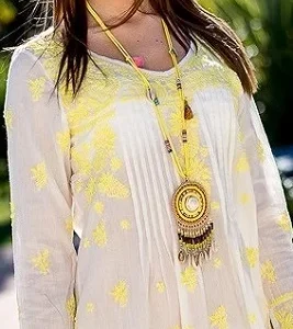 Collier sautoir ethnique pompons et coquillages