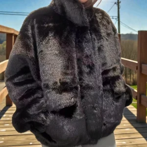 Blouson noir en fausse fourrure