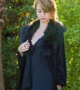 Cape noire en cachemire et petites strass