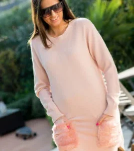 Robe pull et ses poches en fausse fourrure