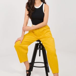 Pantalon en velours côtelé jaune
